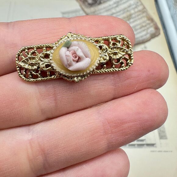 Vintage Victorian Gold Tone Filigree Rose Bar Brooch Pin - Picture 3 of 4